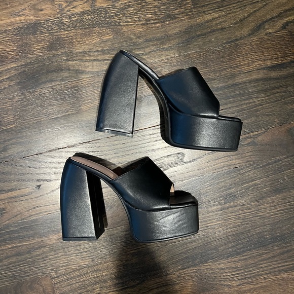 NEW and unworn platform Amazon sandals black size 8 - Picture 5 of 7